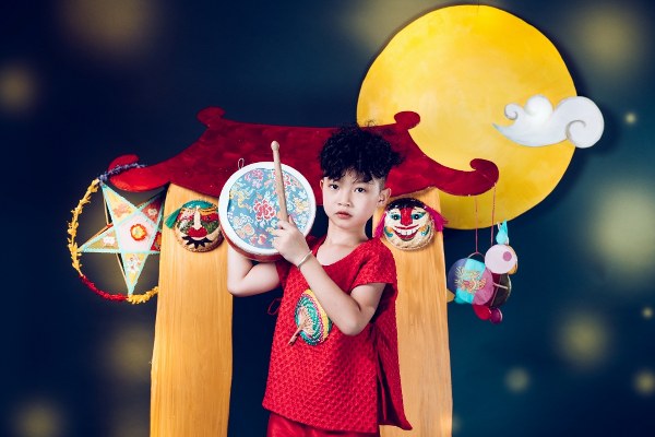 Siêu mẫu nhí Phong Thiên đón mùa Trung thu khác biệt