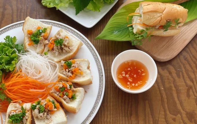 Thực đơn hàng ngày: Bánh mì hấp thịt
