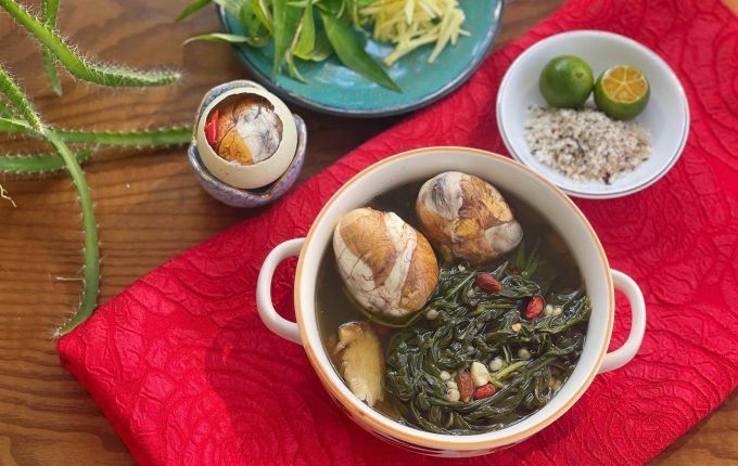 Thực đơn hàng ngày: Trứng vịt lộn hầm ngải cứu