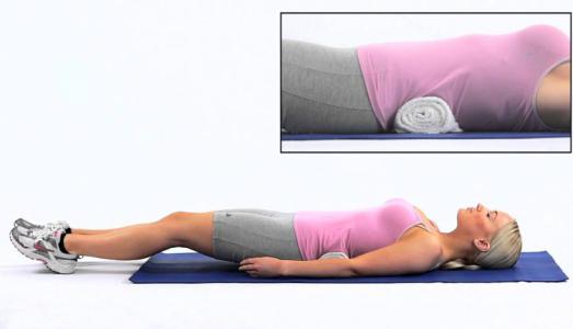 Bài tập với khăn cuộn giúp bạn có cơ bụng phẳng