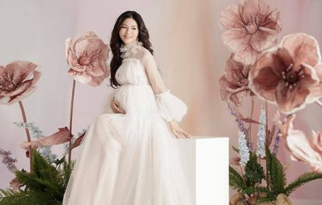 Á hậu Thanh Tú khoe bụng bầu ở tháng cuối thai kỳ
