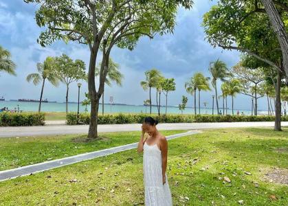 Đoan Trang xuống phố khoe làn da nâu