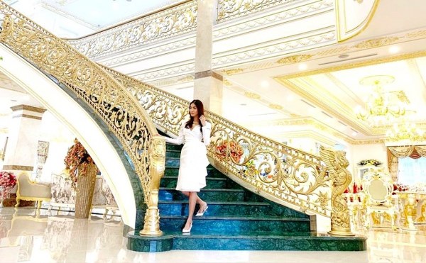 Lan Khuê và những khoảnh khắc chụp ảnh tại biệt thự dát vàng
