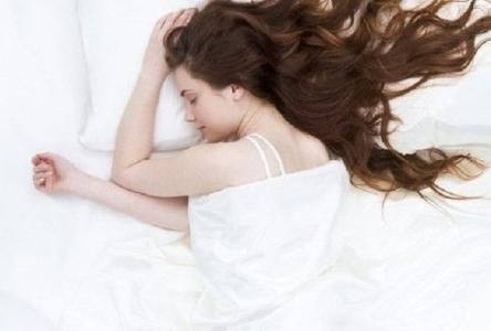 Tác hại ít ai ngờ đến khi để tóc xõa đi ngủ