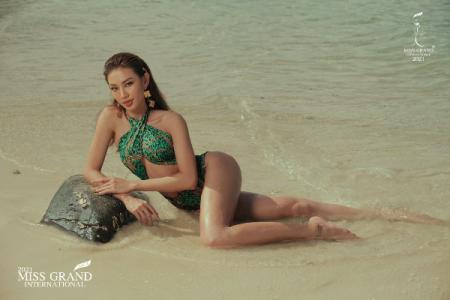 Thùy Tiên khoe tối đa hình thể với áo tắm