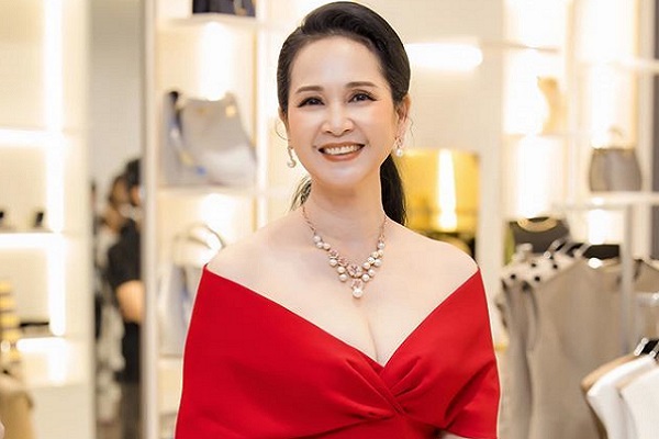 Nghệ sĩ nhân dân Lan Hương tham gia hội đồng giám khảo đêm chung kết 