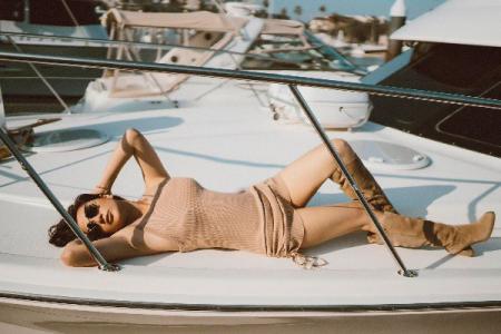 Ngọc Thúy thả dáng ở bến cảng