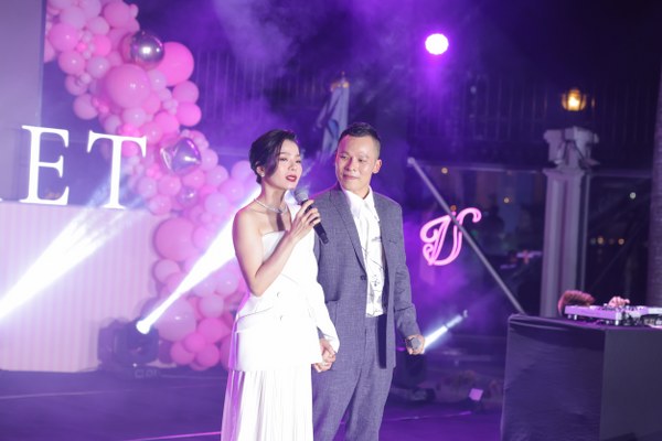 Lệ Quyên lần đầu cầm mic sau dịch trong tiệc sinh nhật Vũ Khắc Tiệp