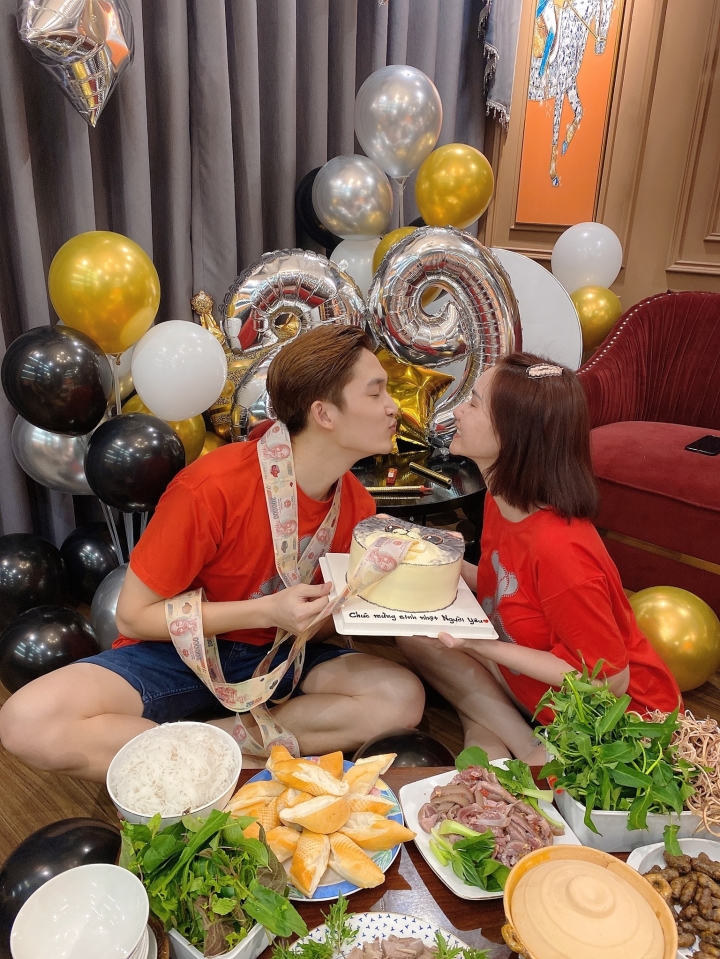 Vợ, bạn gái các \'nam thần\' màn ảnh Việt xinh đẹp mặn mòi thế nào? - 11