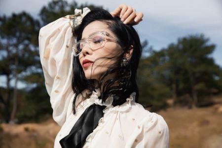 Lệ Quyên lái xế hộp mui trần trong MV mới