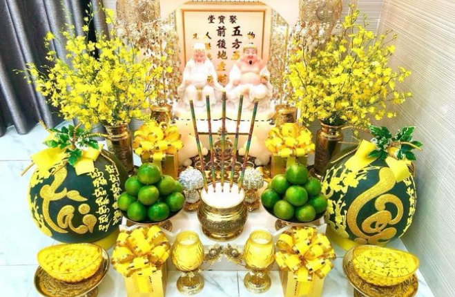 Ngày vía thần Tài đặt 1 đĩa muối lên bàn thờ để cả năm 