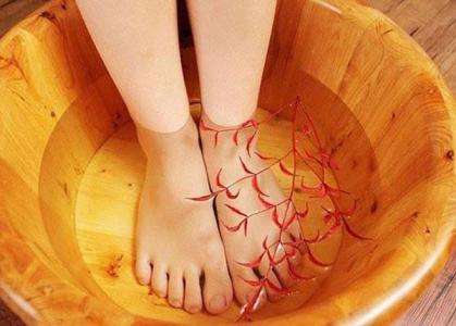 Những ai không nên ngâm chân nước nóng, không có tác dụng gì mà còn gây hại?