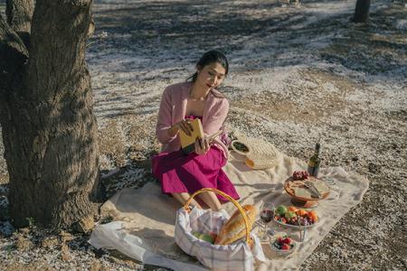 Ngọc Quyên tham quan vườn hạnh nhân