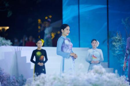 Nam Em trình diễn áo dài vẽ thủ công trên lụa của NTK – nghệ nhân Trung Đinh