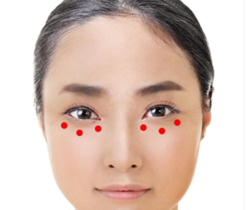 Massage mắt để xóa tan nếp nhăn và giúp da quanh mắt căng mịn