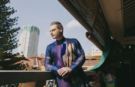 Kyo York diện áo dài từ lụa tơ tằm