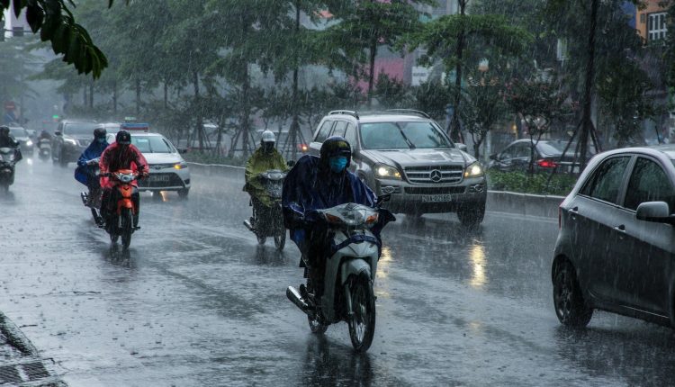 Dự báo thời tiết ngày 17/4/2022: Miền Bắc mưa rất to, tiếp không khí lạnh mạnh