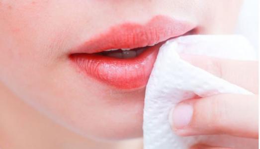 Thói quen xấu làm môi khô nứt nẻ dù là ngày hè, chị em nên loại bỏ