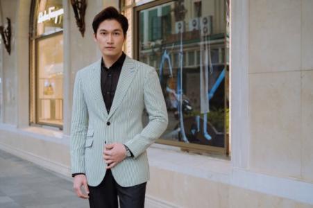 Đình Tú lịch lãm với vest