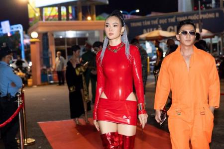 Anh Thư nổi bật với trang phục da bó sát của NTK Hoàng Tony