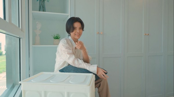 Vũ Cát Tường sẽ mặc vest, nắm tay một cô gái làm đám cưới