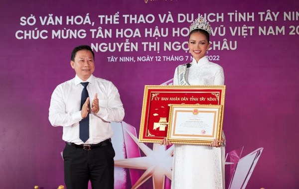 Trao bằng khen vinh danh Hoa hậu Ngọc Châu