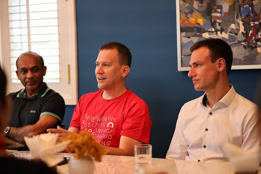 Ông Jan Ruzicka – Giám Đốc Quản lý Danh tiếng của Tập đoàn Home Credit (ở giữa) – chia sẻ tại sự kiện gặp gỡ báo chí