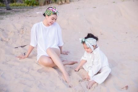 Trà Ngọc Hằng diện đồ đôi với con gái