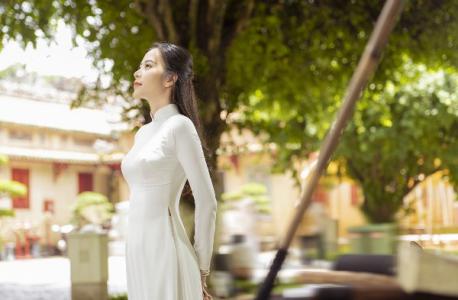 Nam Em nền nã với tà áo dài trắng tinh khôi