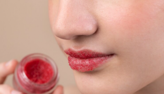 Cách tẩy da chết cho môi giải quyết tình trạng môi thâm sì giúp môi hồng hào