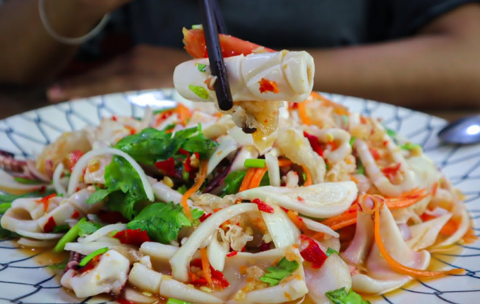 Thực đơn hàng ngày: Gỏi mực chua cay