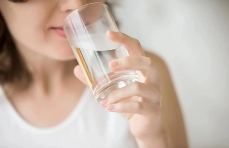 Buổi sáng ngủ dậy nên đánh răng hay nên uống nước trước?