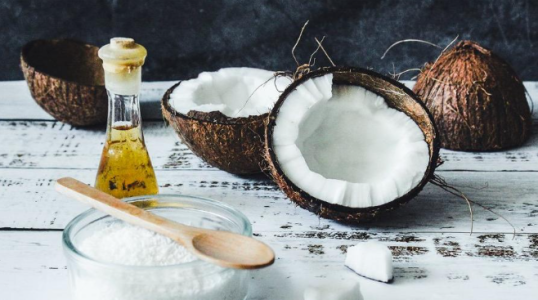 Da mụn có nên dùng dầu dừa hay không?