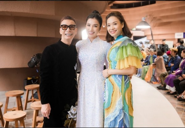 Doanh nhân – Ca sĩ Hoàng Kim Long dự đêm diễn của NTK Kenny Thái