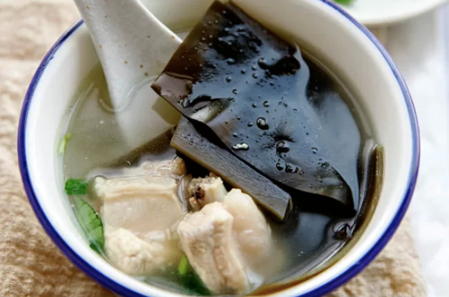 Thực đơn hàng ngày: Canh rong biển sườn non