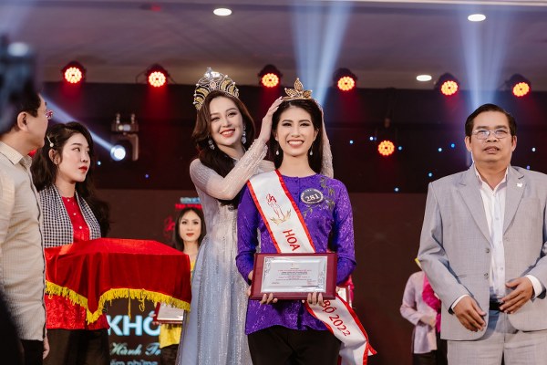 Hoa khôi Nam Bộ Hải Yến trao vương miện cho người kế vị