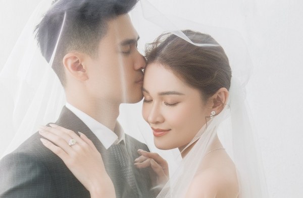 Á hậu Thùy Dung mặc nhiều mẫu đầm cưới phong cách thanh lịch