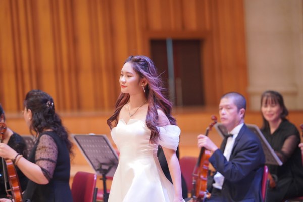 Cô học sinh lớp 11 và những thành công đầu tiên với đàn Harp