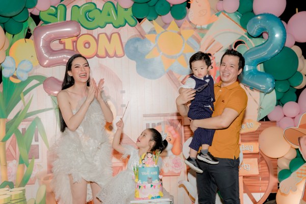 Hoa hậu Sang Lê làm sinh nhật cho hai con