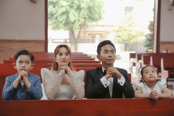 Khánh Thi – Phan Hiển cùng hai con tại nhà thờ