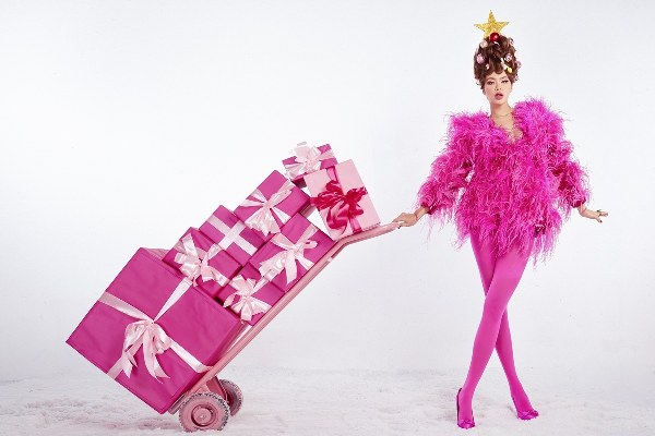 Minh Tú đón Giáng sinh sớm với bộ ảnh độc đáo