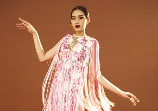 Đỗ Thị Hà khác lạ với vẻ sắc sảo đầy cuốn hút