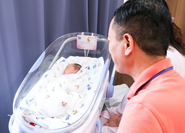 Hạnh phúc nghẹn ngào của người đàn ông lần đầu làm bố ở tuổi 50