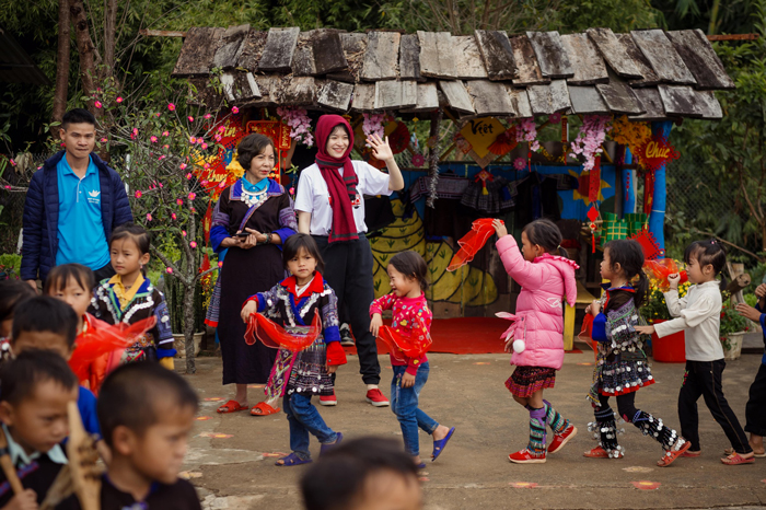 Nhân viên Home Credit tham gia các hoạt động văn hóa cùng các em nhỏ vùng cao.