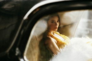 LiLy Feller khoe dáng yêu kiều với các mẫu áo dài vải tweed và đầm dạ hội lộng lẫy