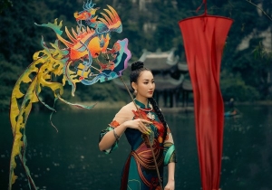 Đoàn Hồng Trang tái hiện văn hóa cây nêu ngày Tết trong những bộ áo dài