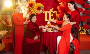 Trà Ngọc Hằng thực hiện bộ ảnh Tết cùng gia đình