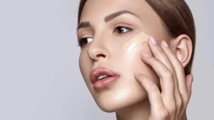 Mẹo dùng kem nền và serum đúng cách giúp da căng bóng, mịn màng