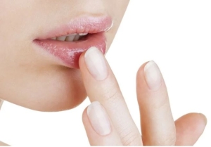 Cách trị môi khô, nứt nẻ nhanh - gọn - lẹ có thể áp dụng quanh năm