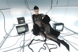 Á hậu Kiều Loan biến hoá thành ngoài hành tinh với phong cách futuristic